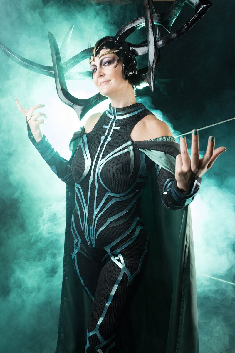 Cosplay par @carine_cosplay, dans une brume verte