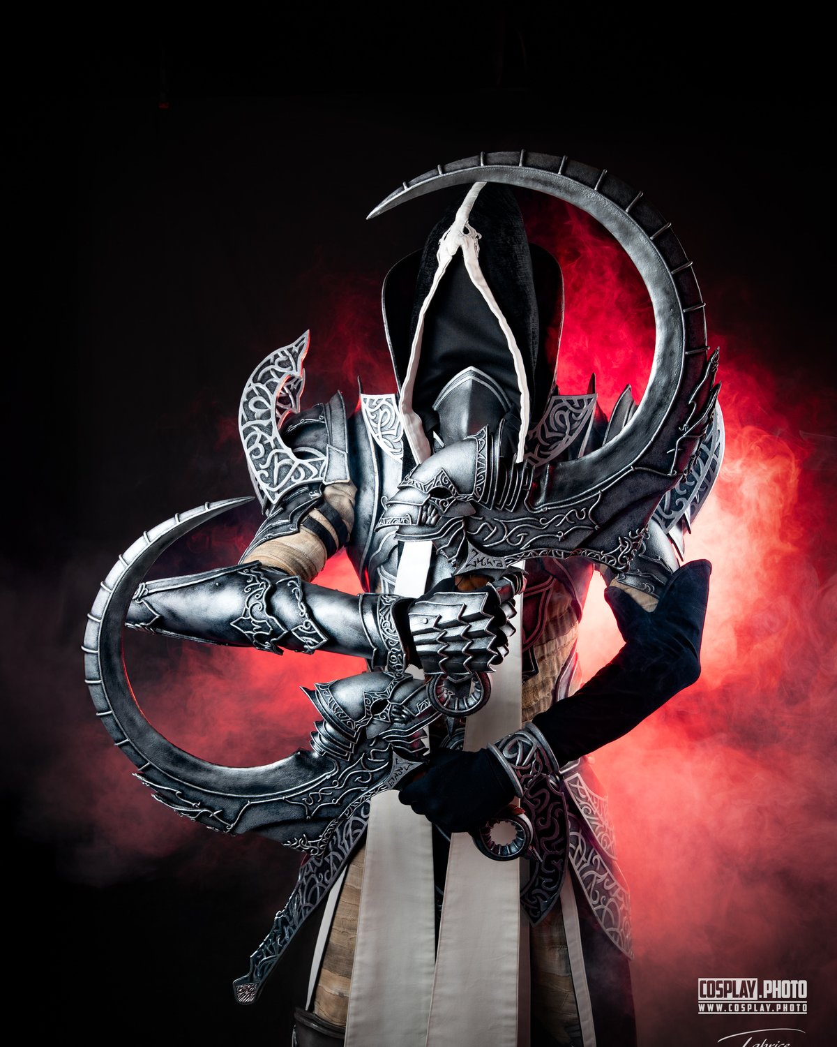 Cosplay Faucheur (Diablo IV), armure ornée et faux courbée sous fumée rouge — Fabrice Fiorucci Photographe