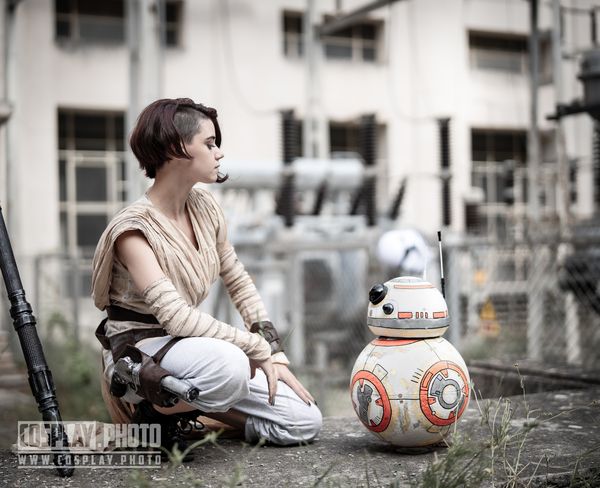 Cosplay Rey et BB-8 (Star Wars), accroupie sur friche industrielle — Fabrice Fiorucci Photographe