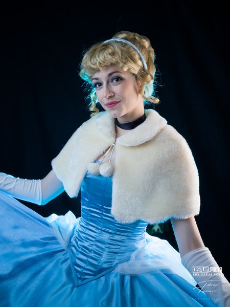 Cosplay Cendrillon (Disney), robe bleue de bal et étole en fourrure crème — Fabrice Fiorucci Photographe