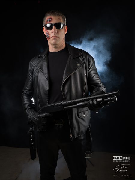 Cosplay Terminator T-800 (Cameron), lunettes noires, fusil à pompe et veste cuir — Fabrice Fiorucci Photographe