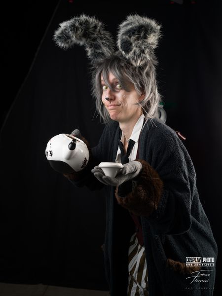 Cosplay créature à longues oreilles grises tenant une tasse panda, ambiance théâtrale — Fabrice Fiorucci Photographe