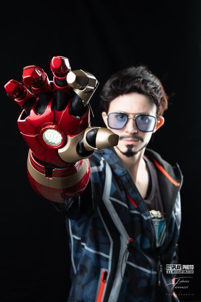 Cosplay Tony Stark / Iron Man (Marvel), gantelet rouge et or pointé vers l'objectif — Fabrice Fiorucci Photographe