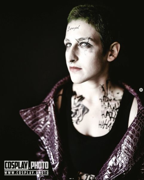 Cosplay Joker (DC), cheveux verts décolorés, tatouages "HaHa" et veste à écailles violettes — Fabrice Fiorucci Photographe
