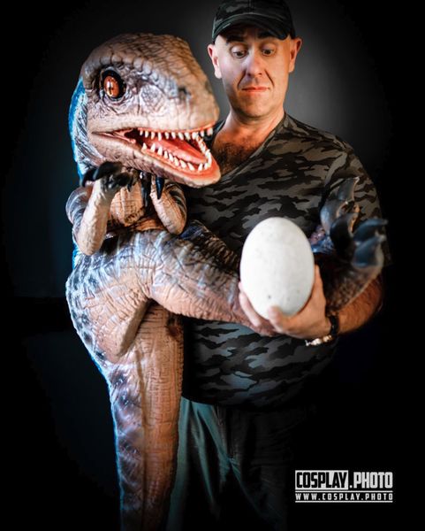 Cosplay dresseur de raptor (Jurassic World), bébé vélociraptor et œuf en main — Fabrice Fiorucci Photographe