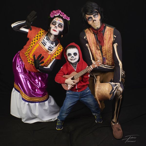 Cosplay famille Coco (Disney / Pixar), Catrina, Hector squelette et Miguel à la guitare — Fabrice Fiorucci Photographe