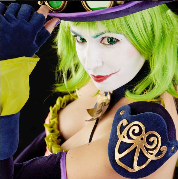 Cosplay Duela Dent / Joker féminin (DC), perruque verte, chapeau violet et maquillage clown — Fabrice Fiorucci Photographe
