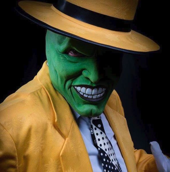 Cosplay The Mask (Jim Carrey), peau verte, costume jaune et large sourire de masque — Fabrice Fiorucci Photographe